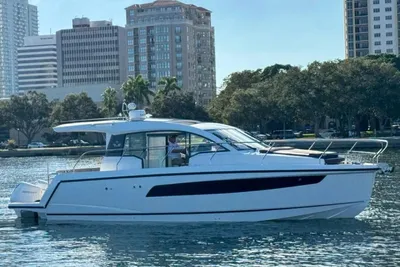2025 Sealine C335V
