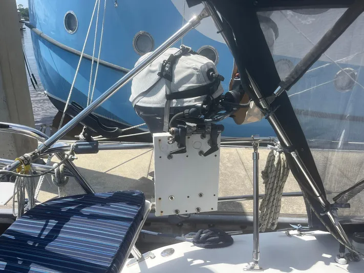 Bella Vita Yacht Photos Pics Cockpit of a 1999 Catalina 42 MkII sailboat with nautical equipment and ropes.