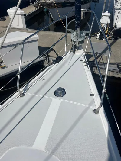 Bella Vita Yacht Photos Pics Bow of a 1999 Catalina 42 MkII sailboat at a marina dock.