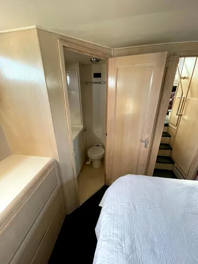  Yacht Photos Pics 1991 Hatteras 40 Motor Yacht interior with bedroom and bathroom view.