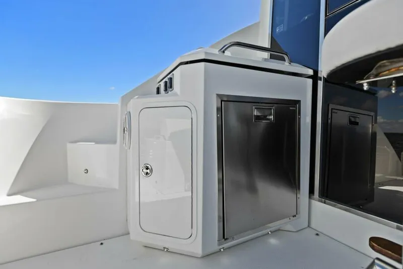 Perfect Match Yacht Photos Pics 2018 Cruisers Yachts 45 Cantius outdoor kitchen with stainless steel appliances.