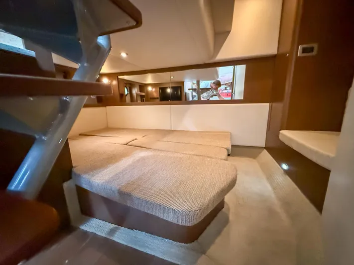  Yacht Photos Pics Interior of 2016 Sea Ray 350 Sundancer yacht, featuring cozy seating and modern design.