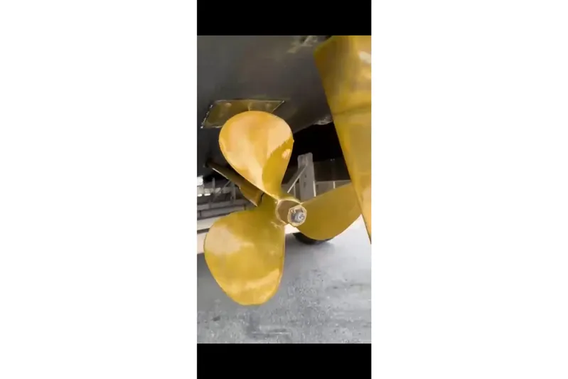  Yacht Photos Pics Propeller of 2004 Sea Ray 320 Sundancer boat, close-up view.