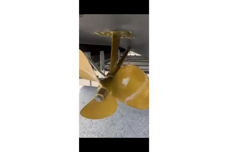  Yacht Photos Pics Propeller of 2004 Sea Ray 320 Sundancer boat, close-up view.