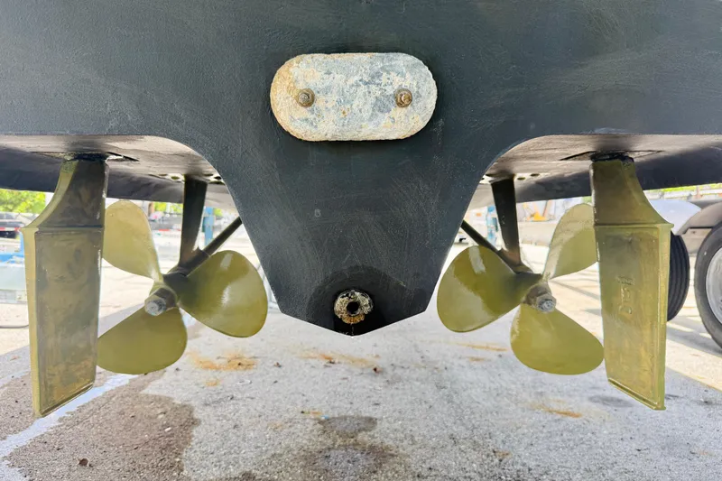  Yacht Photos Pics 2004 Sea Ray 320 Sundancer propellers and rudders, close-up view.