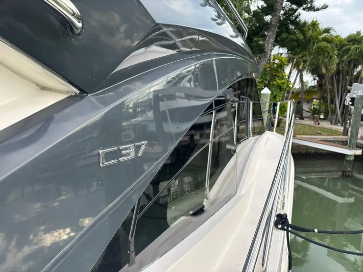  Yacht Photos Pics 2019 Carver 37 Coupe - Image 9