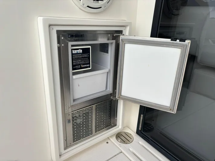  Yacht Photos Pics 2019 Carver 37 Coupe - Image 71