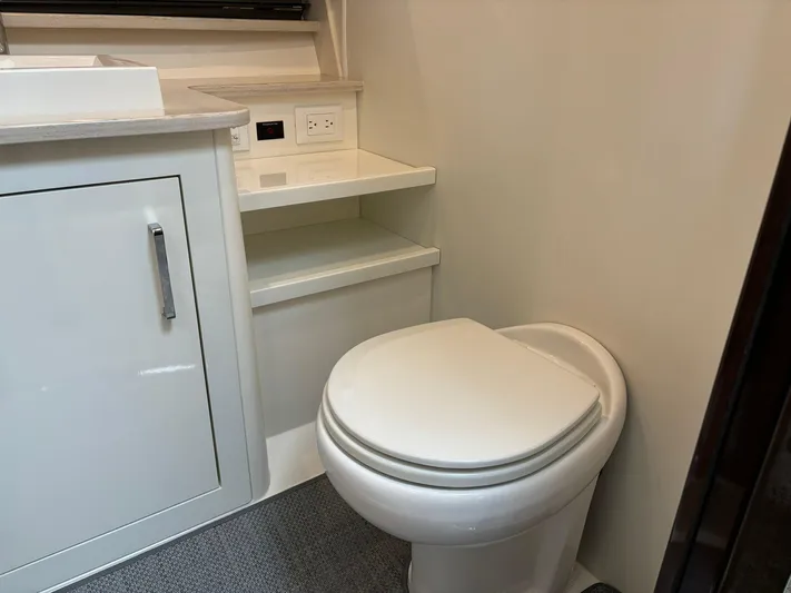  Yacht Photos Pics 2019 Carver 37 Coupe - Image 30