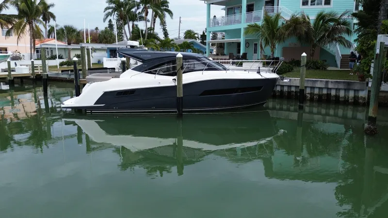  Yacht Photos Pics 2019 Carver 37 Coupe - Image 4