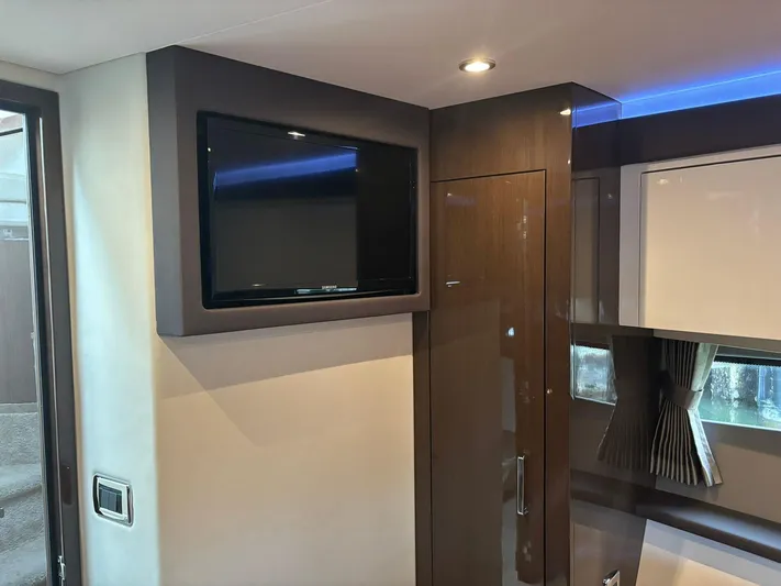  Yacht Photos Pics 2019 Carver 37 Coupe - Image 21