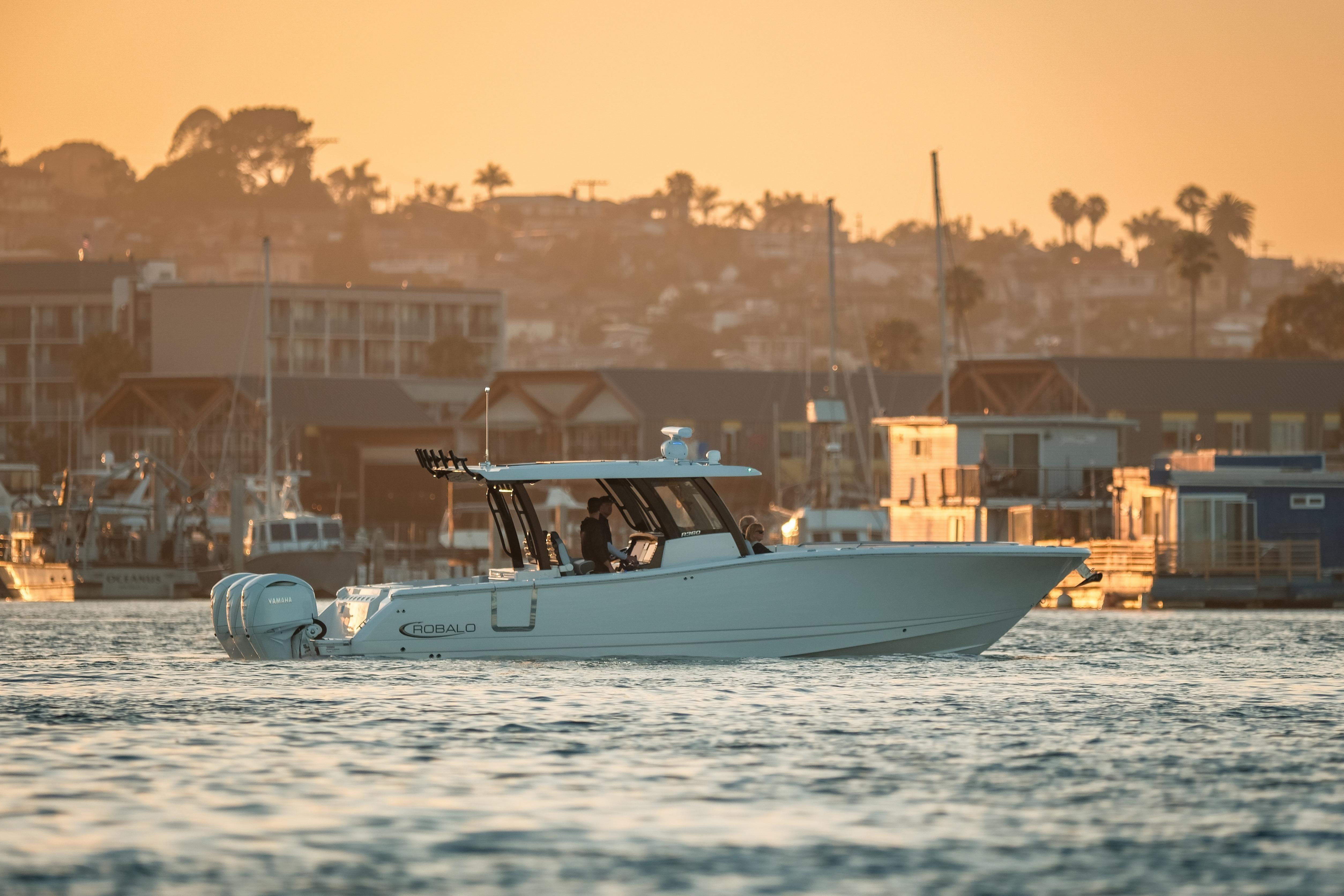 Robalo R360 Center Console