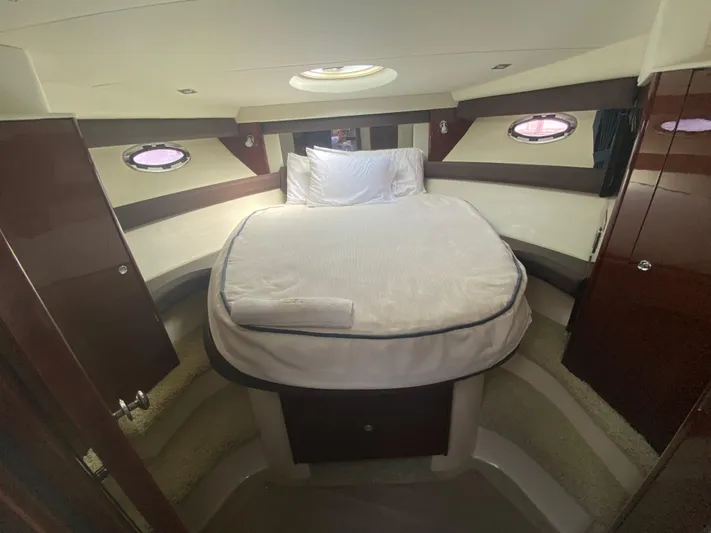 Sea Shack Yacht Photos Pics Luxurious 2013 Meridian 391 yacht bedroom with circular bed and elegant wood finish.