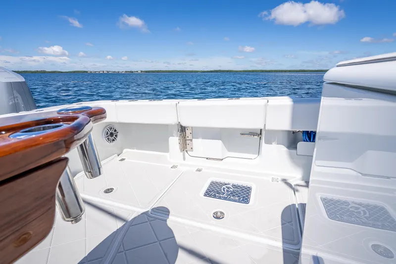  Yacht Photos Pics 2024 Freeman 43 boat deck with ocean view, featuring sleek design and modern amenities.