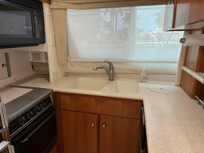  Yacht Photos Pics 1997 Carver 500 Cockpit Motor Yacht - Image 39