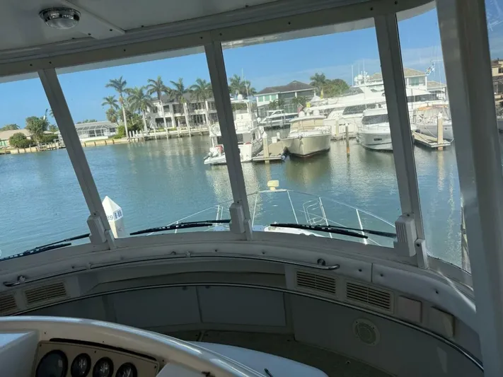  Yacht Photos Pics 1997 Carver 500 Cockpit Motor Yacht - Image 18