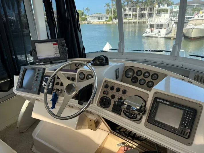  Yacht Photos Pics 1997 Carver 500 Cockpit Motor Yacht - Image 17