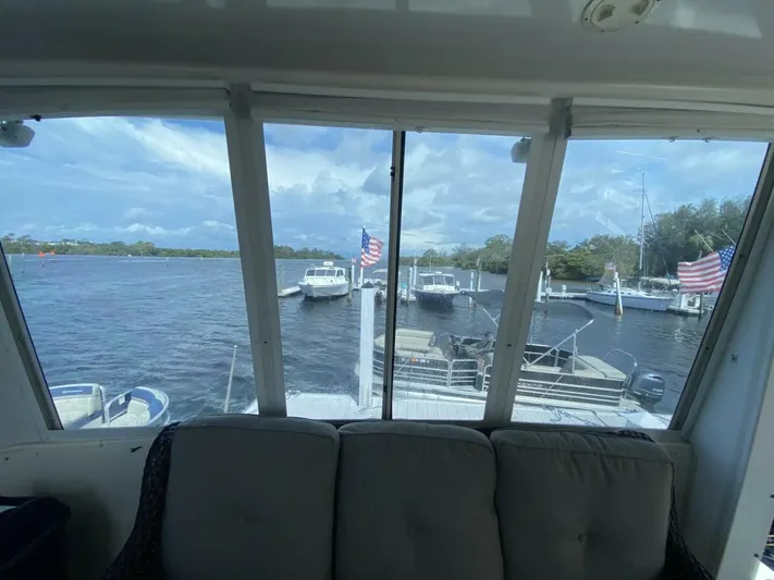  Yacht Photos Pics 1997 Carver 500 Cockpit Motor Yacht - Image 19