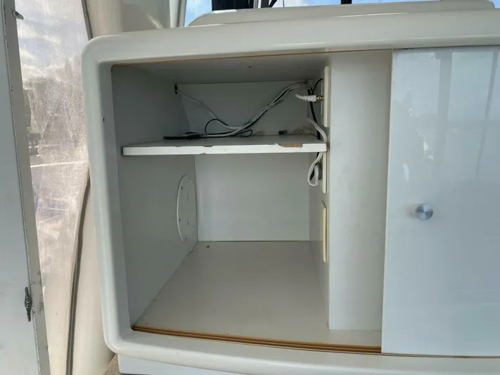  Yacht Photos Pics 1997 Carver 500 Cockpit Motor Yacht - Image 24