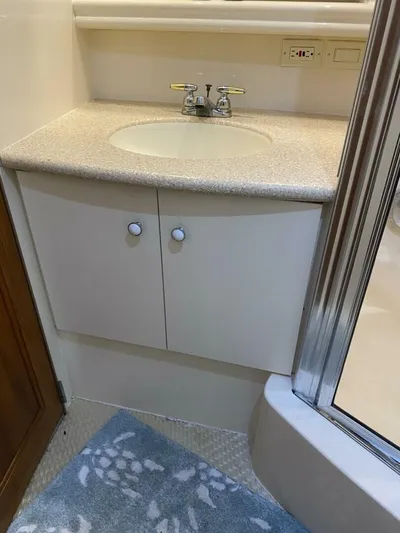  Yacht Photos Pics 1997 Carver 500 Cockpit Motor Yacht - Image 59