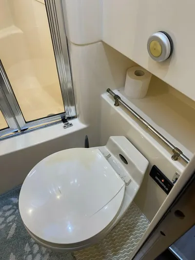  Yacht Photos Pics 1997 Carver 500 Cockpit Motor Yacht - Image 60