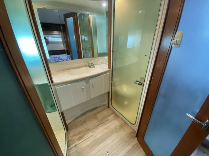  Yacht Photos Pics 1997 Carver 500 Cockpit Motor Yacht - Image 52