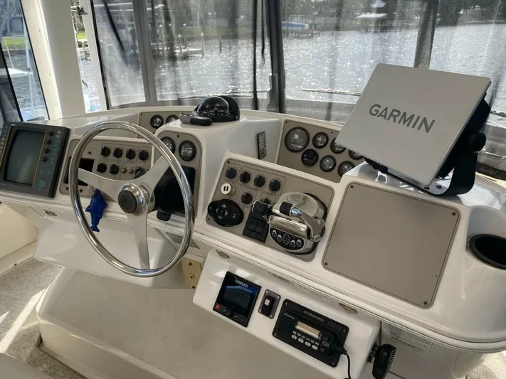  Yacht Photos Pics 1997 Carver 500 Cockpit Motor Yacht - Image 25