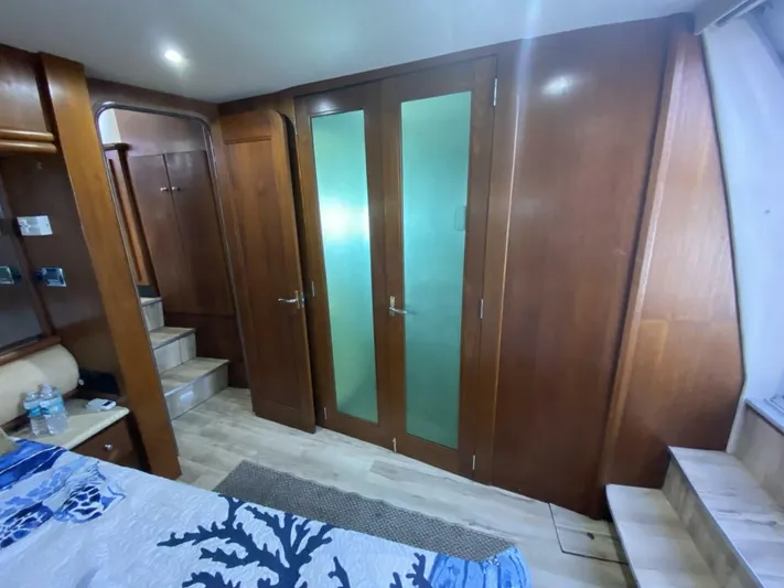  Yacht Photos Pics 1997 Carver 500 Cockpit Motor Yacht - Image 51