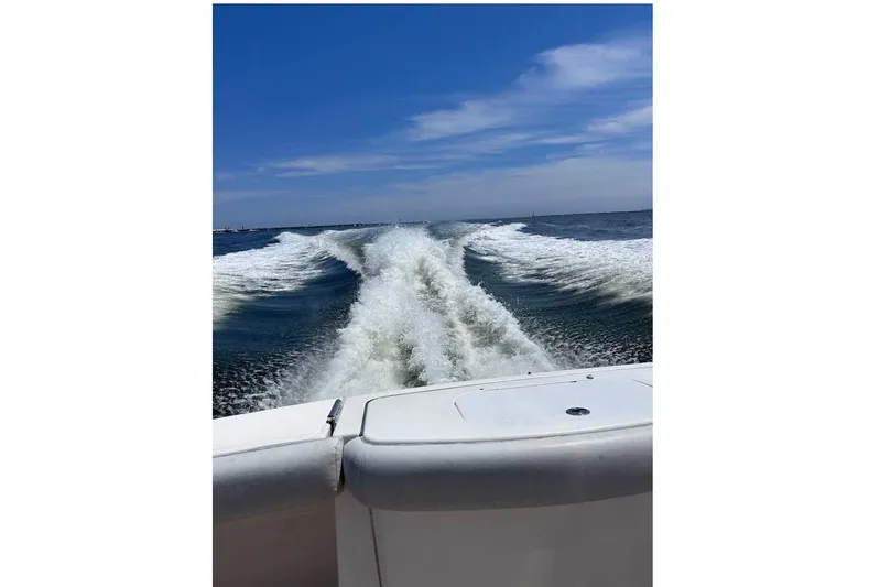 Follow That Stern Ix Yacht Photos Pics Wake trail behind 2007 Tiara Yachts 3900 Convertible on open water.