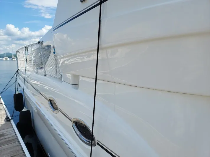  Yacht Photos Pics 2003 Sea Ray 390 Motor Yacht docked, side view.