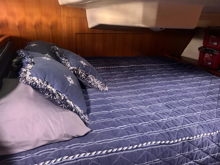 Top Dog Yacht Photos Pics Interior of a 2006 Hunter 38 Ft Sloop yacht.