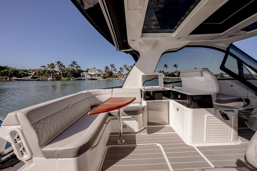 2022 Sea Ray 370 Sundancer