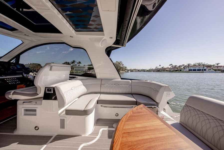 2022 Sea Ray 370 Sundancer