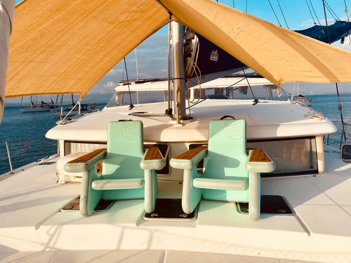 Hh Sound Waves Yacht Photos Pics Lagoon 420 Hybrid 2008 yacht deck with two teal chairs and sunshade.