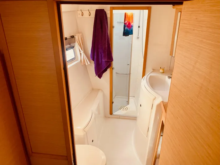 Hh Sound Waves Yacht Photos Pics Bathroom interior of 2008 Lagoon 420 Hybrid yacht, featuring shower and sink.