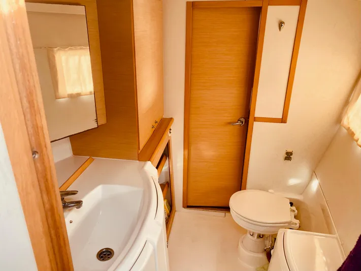 Hh Sound Waves Yacht Photos Pics Bathroom interior of 2008 Lagoon 420 Hybrid yacht, featuring sink and toilet.