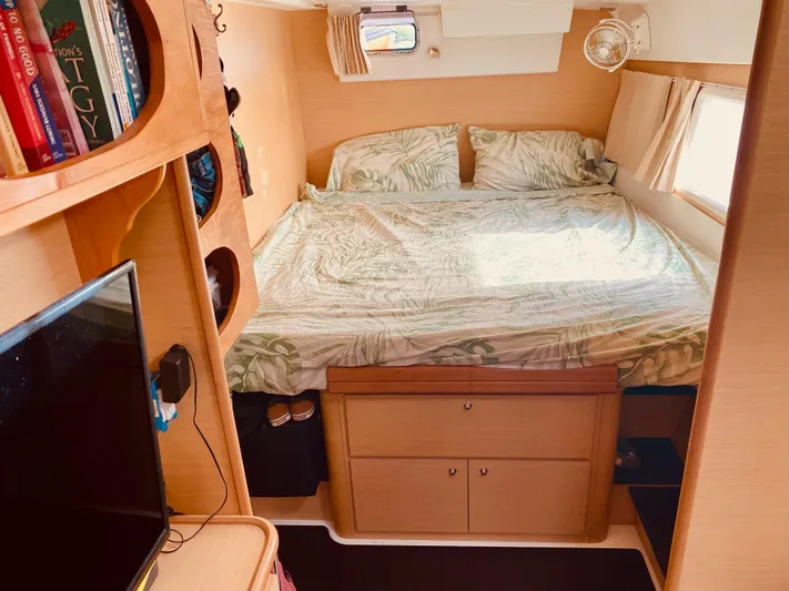 Hh Sound Waves Yacht Photos Pics Cozy cabin interior of 2008 Lagoon 420 Hybrid with bed, TV, and storage.