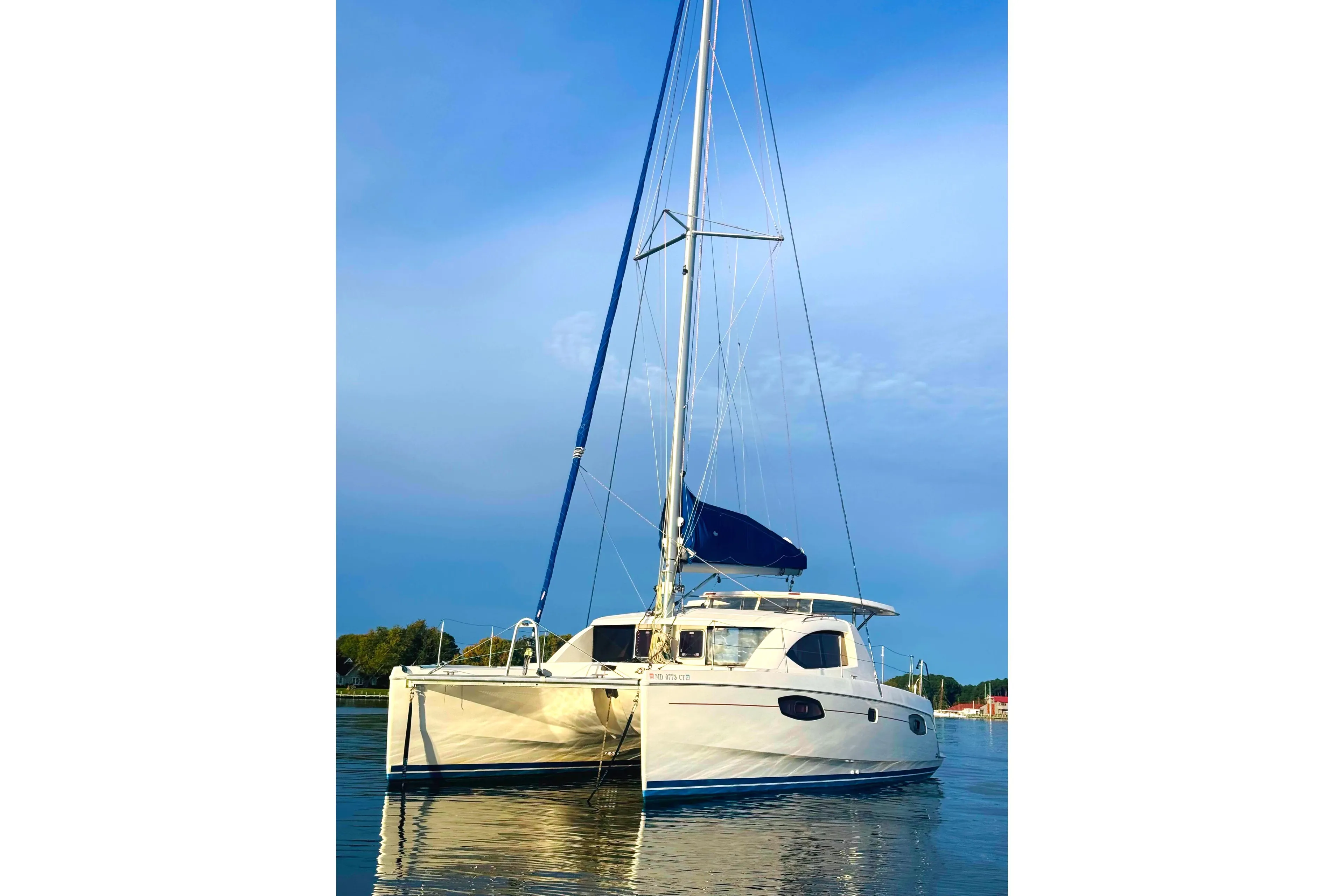 Leopard 38 at Anchor