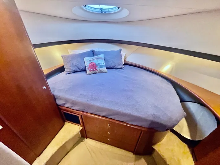 Open Time Yacht Photos Pics 2006 Silverton 34 Convertible yacht bedroom with cozy bed and porthole.