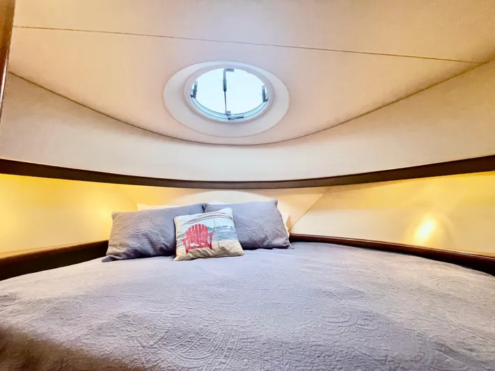 Open Time Yacht Photos Pics 2006 Silverton 34 Convertible cabin with cozy bed and porthole window.