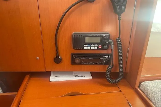 Plein Air Yacht Photos Pics 2006 Beneteau 423 interior with radio and communication equipment.