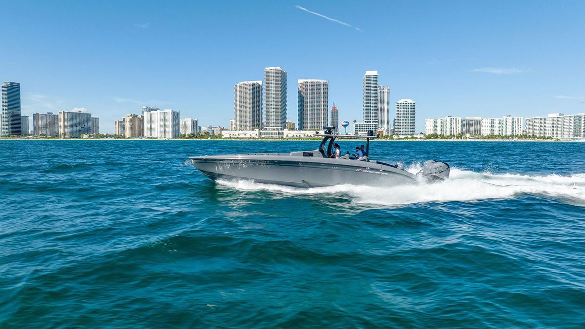 2019 Midnight Express 43 