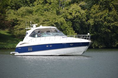 Cruisers Yachts 520 Express