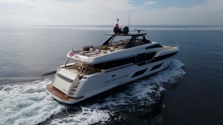 2021-93-6-ferretti-yachts-920