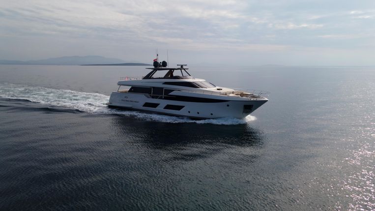 2021-93-6-ferretti-yachts-920