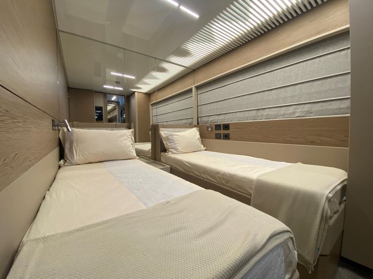 2021-93-6-ferretti-yachts-920
