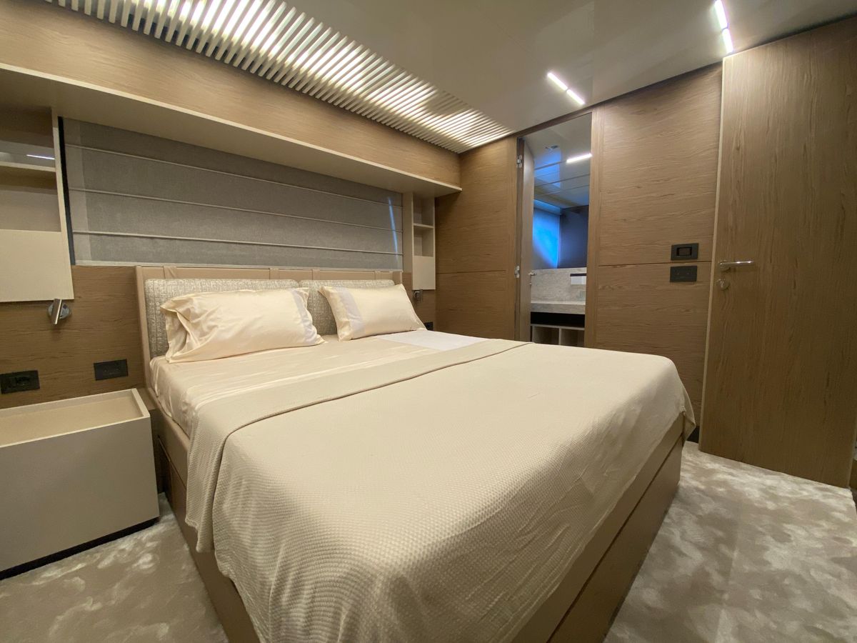 2021 Ferretti Yachts 93 