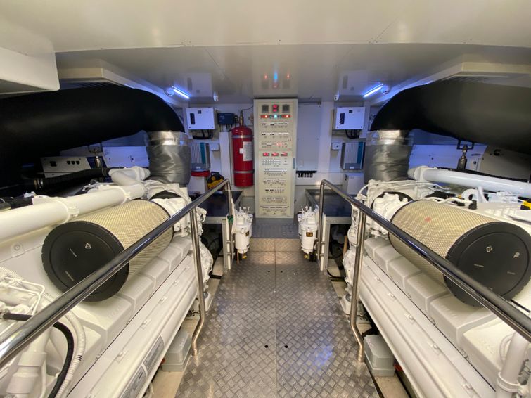 2021-93-6-ferretti-yachts-920