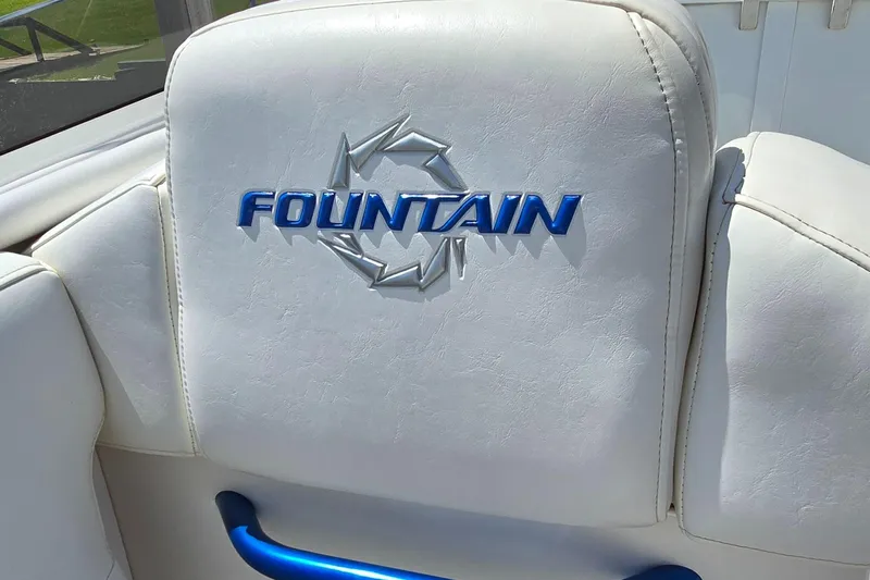  Yacht Photos Pics 2007 Fountain 42 Executioner boat seat with logo, featuring white upholstery and blue accents.