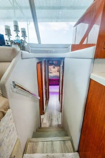  Yacht Photos Pics 1998 SEA RAY 550 SEDAN BRIDGE - Image 10