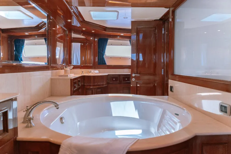 Frienship Yacht Photos Pics 